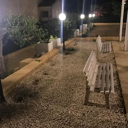 Ceni: Seaside With Pool And Garden