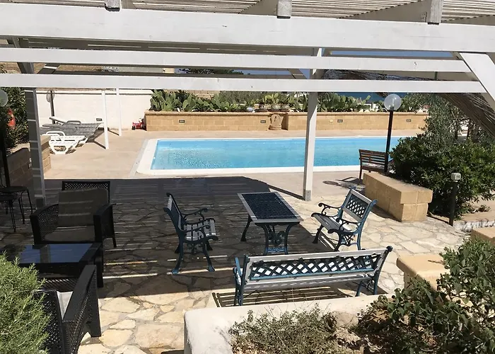 Casa vacanze Ceni - Con Camere, Cucina, Wc E Terrazza Sul Mare In Con Piscina, Giardino E Parcheggio