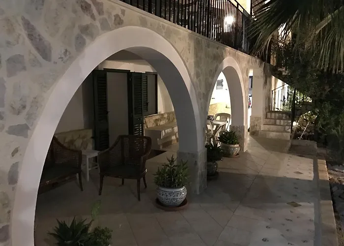 Casa vacanze Ceni - Con Camere, Cucina, Wc E Terrazza Sul Mare In Con Piscina, Giardino E Parcheggio