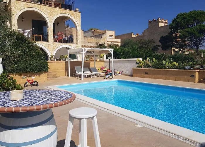 Casa vacanze Ceni - Con Camere, Cucina, Wc E Terrazza Sul Mare In Con Piscina, Giardino E Parcheggio